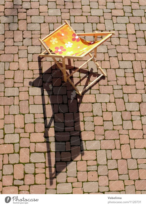 Liegestuhl auf einer Terrasse Wohlgefühl Erholung ruhig Meditation Häusliches Leben Wohnung Möbel Stein Gelassenheit Idylle Farbfoto Außenaufnahme Menschenleer