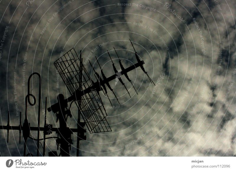 Watch over you Antenne Funktechnik senden Draht Gestell Wolken dunkel Station Fernsehen Empfangsstation grau Strahlung schwarz hören überwachen Medien