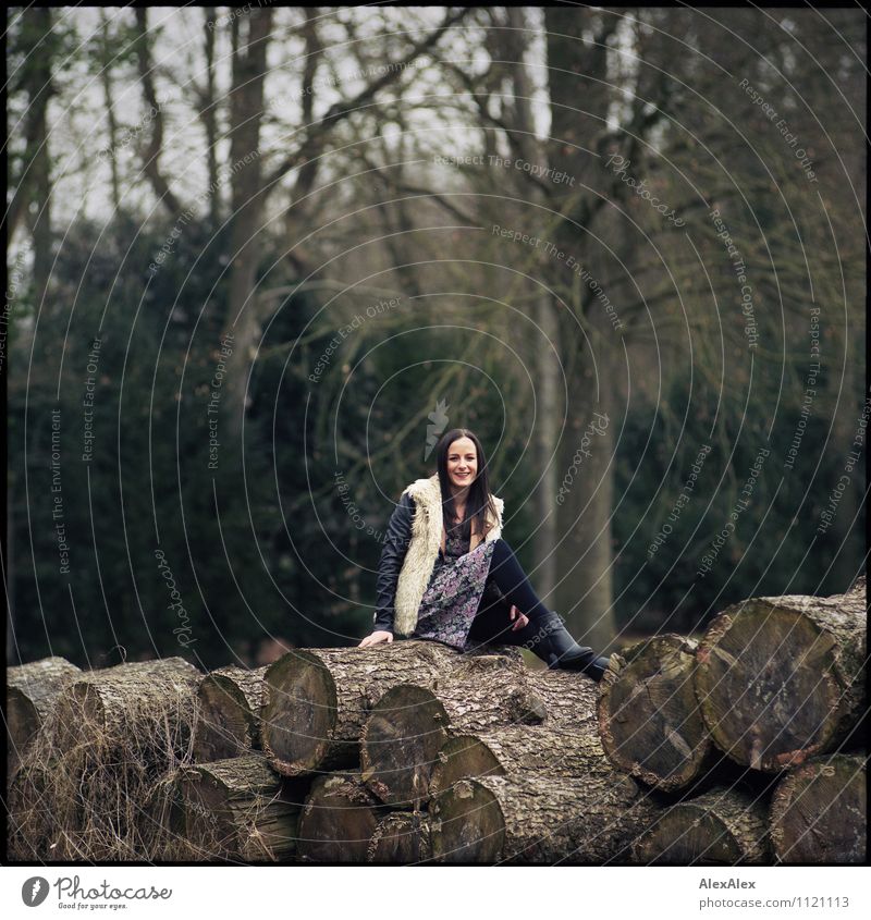 Im Park Ausflug wandern Junge Frau Jugendliche 18-30 Jahre Erwachsene Landschaft Schönes Wetter Baum Baumstamm Wald Kleid Jacke Fell Stiefel schwarzhaarig