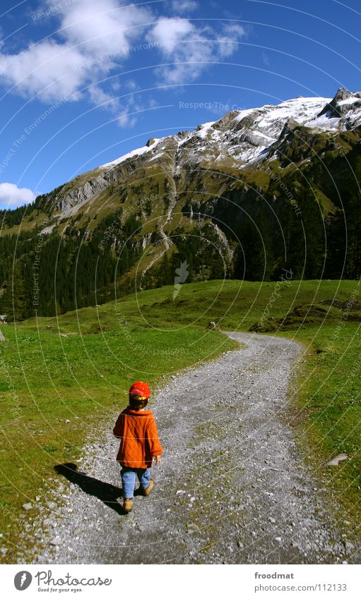 Unterwegs Schweiz Kind klein himmlisch Wolken Wiese Gras Schwung unterwegs wandern Spaziergang Junge Baseballmütze Idylle schön angenehm Zukunft