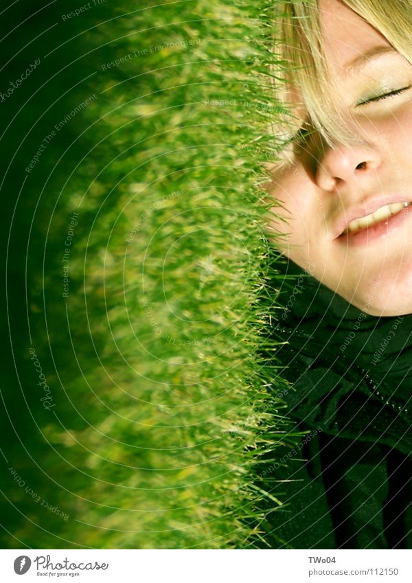 Grasgeflüster Wiese Porträt Frau blond Halm Frühling Rasen