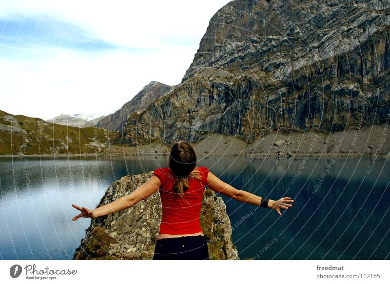 Angekommen Ferien & Urlaub & Reisen Abenteuer Freiheit Berge u. Gebirge Spiegel Rücken Natur Wasser Alpen See rot Idylle Schweiz Siana froodmat Iffigensee
