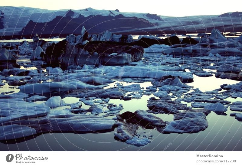 Ich begann... Gletscher Gletschereis Ewiges Eis schmelzen Schneeschmelze Lagune Eisberg kalt Im Wasser treiben Island Abenddämmerung Sonnenuntergang Dämmerung