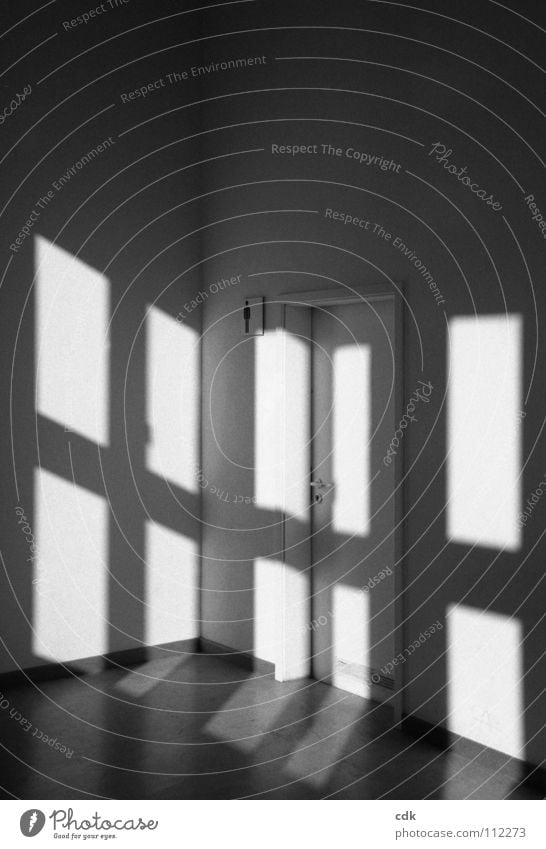 Schattenwurf | großes Karo Raum Flur Licht Schattenspiel Herrentoilette Griff weiß Symbole & Metaphern Orientierung Gemälde Wand Türrahmen Fenster dunkel