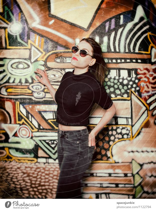 Im Viertel (2) Mensch feminin Junge Frau Jugendliche Erwachsene 1 18-30 Jahre Mauer Wand Fassade Mode Jeanshose brünett langhaarig beobachten berühren trendy