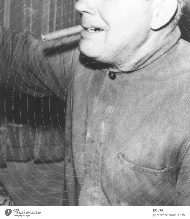 smoke Zigarre Arbeitsbekleidung Mann Nikotin Mensch Rauch Schwarzweißfoto