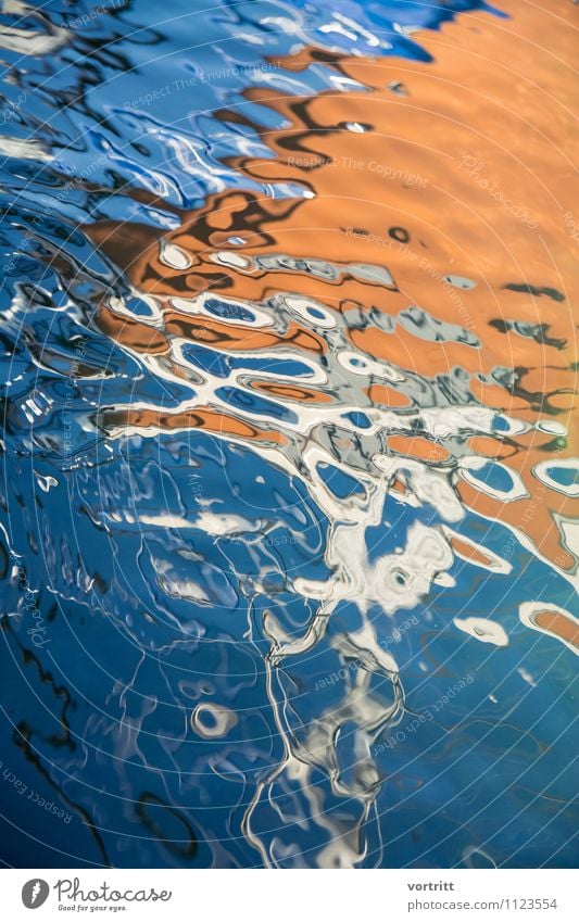 im Fluss Umwelt Natur Urelemente Wasser Schifffahrt Segelboot Segelschiff Seil Bewegung blau orange bizarr Spiegelbild Verzerrung Surrealismus Muster Himmel See