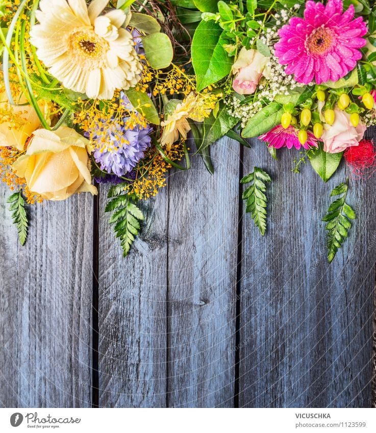 Sommer Blumen auf blauem Holztisch Lifestyle Stil Design Freude Garten Innenarchitektur Dekoration & Verzierung Tisch Feste & Feiern Muttertag Geburtstag Natur