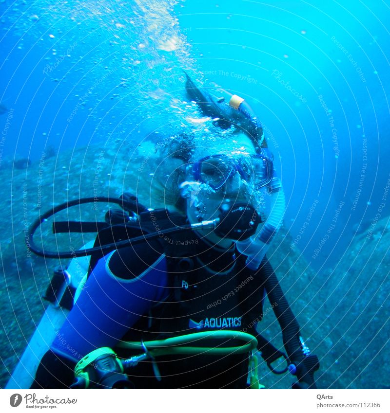 Diver with Bubbles III tauchen Shorty Wasser Meer See Schnorcheln atmen Luft Sauerstoff Korallen Thailand Wassersport Sport Spielen Diving Water Ocean Sea blue