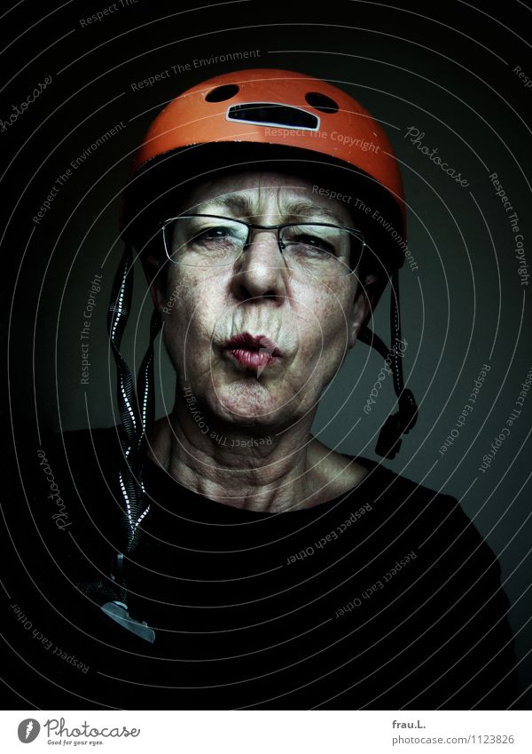 Helm Stil Freizeit & Hobby Fahrradfahren Mensch feminin Frau Erwachsene Weiblicher Senior 1 60 und älter Brille alt Blick trashig Misstrauen Feindseligkeit