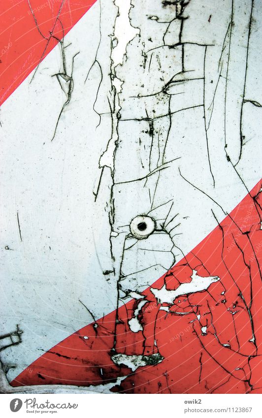 Spion Schilder & Markierungen Hinweisschild Warnschild Verkehrszeichen blau rot schwarz weiß Verfall Vergänglichkeit Zerstörung Riss Loch Türspion bizarr