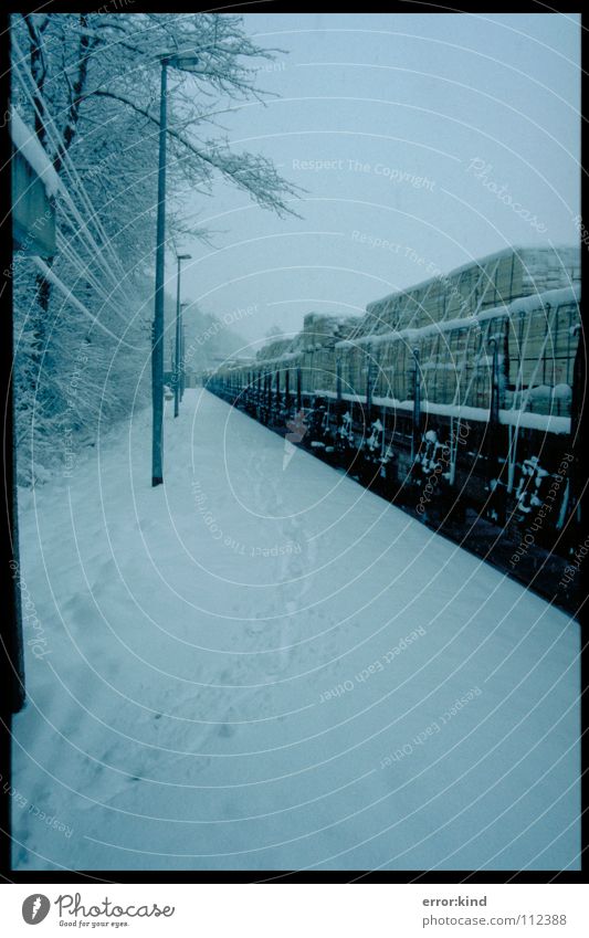 Eisenbahn im Schnee Güterwaggon Winter kalt Perspektive Spuren