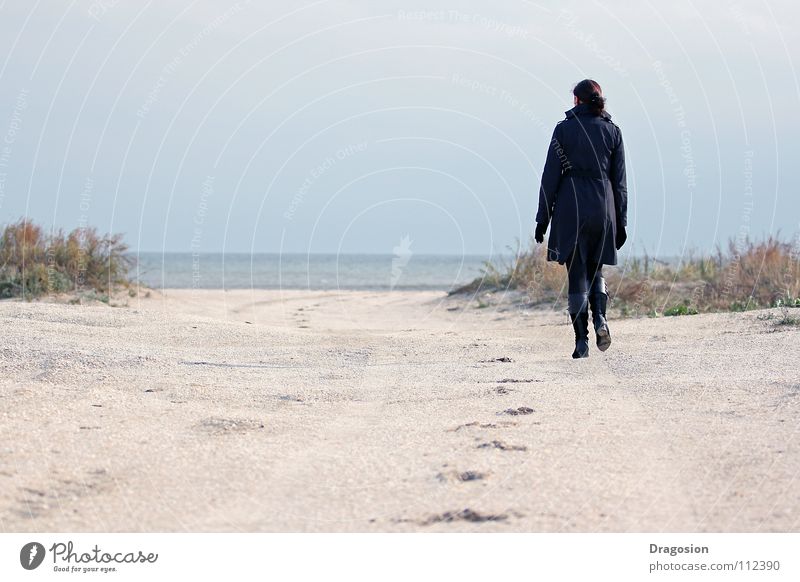 Return Strand Arbeit & Erwerbstätigkeit Gefühle solitaire woman Sand sea steps walking elegance elegant