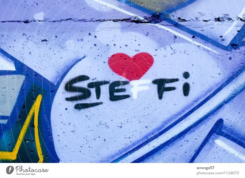STEFFI Mauer Wand Schriftzeichen Stadt mehrfarbig Liebe Verliebtheit Romantik Graffiti Betonmauer Name Herz Farbfoto Außenaufnahme Nahaufnahme Menschenleer