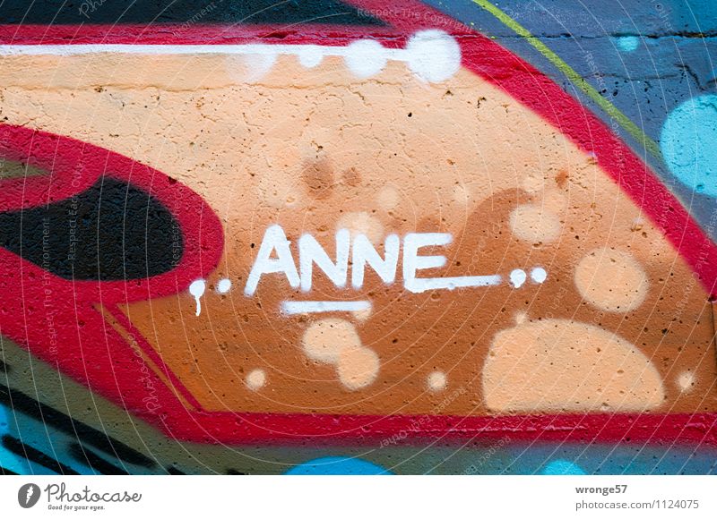 ..ANNE.. Mauer Wand Schriftzeichen Graffiti Stadt mehrfarbig Betonmauer Name Farbfoto Außenaufnahme Nahaufnahme Menschenleer Textfreiraum links