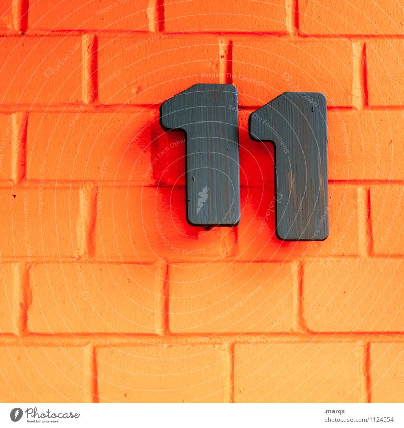11 Stil Mauer Wand Backsteinwand Ziffern & Zahlen orange schwarz Farbe Lebensalter schnapszahl Hausnummer Farbfoto Außenaufnahme Nahaufnahme Strukturen & Formen