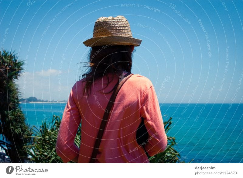 Ein Girl wartet mit Hut und roter Jacke mit Blick auf das Meer an der Steiküste auf die Wale. Freude harmonisch Freizeit & Hobby Ausflug Mädchen Körper 1 Mensch