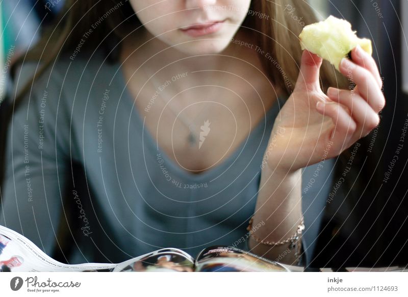 an apple a day Apfel Ernährung Essen Fingerfood Lifestyle Freizeit & Hobby lesen Mädchen Junge Frau Jugendliche Leben Gesicht Hand 1 Mensch 13-18 Jahre Kind