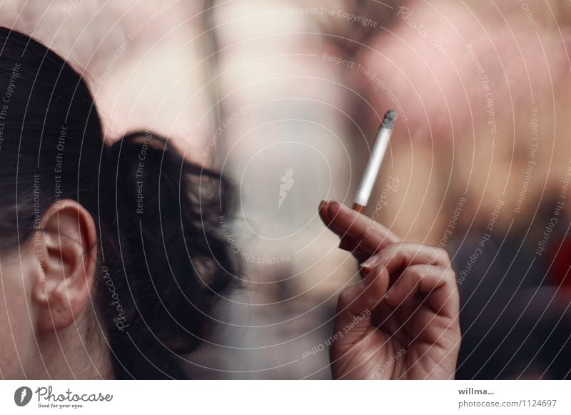 "nie wieder!" - hat mancher schon zu oft gesagt Rauchen Junge Frau Jugendliche Ohr Hand Finger Zigarette genießen Sucht Nikotin Außenaufnahme
