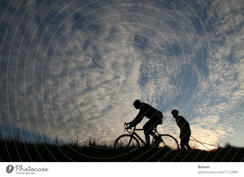 Überholmanöver überholen Fahrradfahren Freizeit & Hobby Wolken Sportveranstaltung Motorradfahrer Funsport Silouhetten Himmel