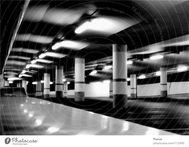Fluchtpunkt Parkhaus Nacht schwarz weiß Thriller Tunnel Kontrast Architektur