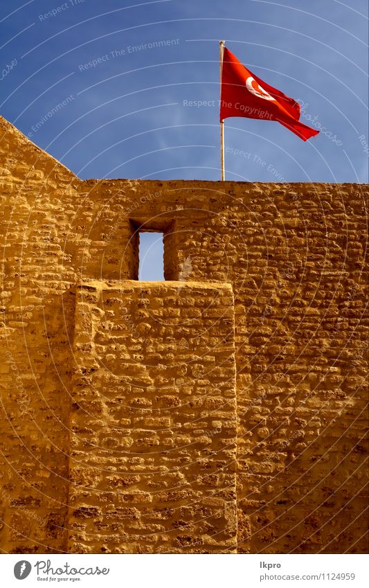 Flagge im w Himmel Wolken Burg oder Schloss Fahne blau braun rot weiß Wand tunisi Tunesien Baustein Fenster Farbfoto