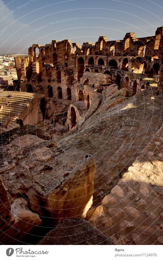 aus dem Inneren der Arena Sand Himmel Wolken Felsen Ruine Stein historisch braun gelb grau rot schwarz weiß el jem Kolosseum gold Tunesien Baustein antik