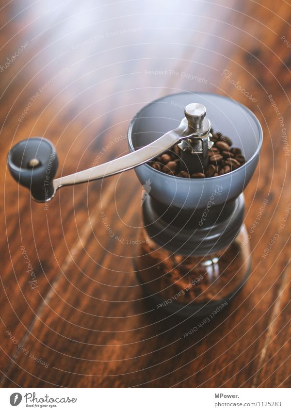 anologes küchengerät Lebensmittel Kaffeetrinken Heißgetränk sparen trendy Bohnen Mühle Kaffeemühle braun Duft frisch lecker Tisch gemahlen analog Bioprodukte