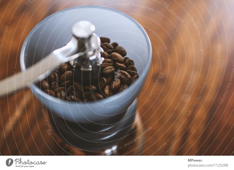 mühle Lebensmittel Kaffeetrinken Heißgetränk sparen trendy Bohnen Mühle Kaffeemühle braun Duft frisch lecker Tisch gemahlen analog Bioprodukte Fairness
