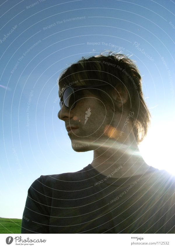 t.u.r.n.a.r.o.u.n.d. Selbstportrait Pornobrille Physik Mann Sonnenbrille Brille Körperhaltung unrasiert Gegenlicht Sonnenstrahlen Lichtpunkt Coolness