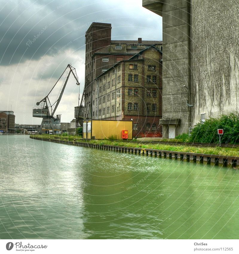 Stadthafen 1 Münster Spiegel Reflexion & Spiegelung Kran Baukran Wasserfahrzeug grün grau Wolken Algen Neubau Altbau Arbeit & Erwerbstätigkeit Renovieren