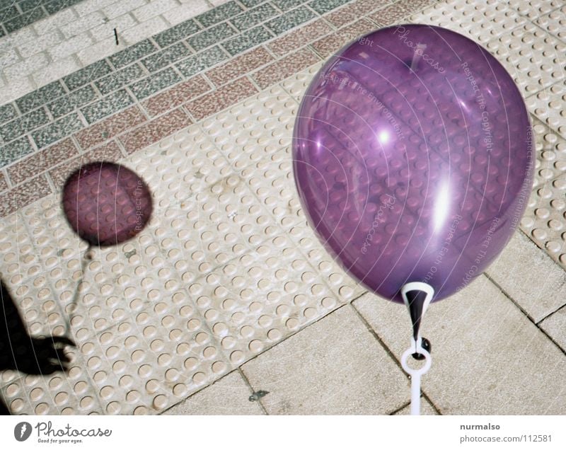 Luftballon Nr. 97 Helium leicht mehrfarbig rund violett Spielzeug Gummi blasen schön Leichtigkeit Jahrmarkt Hand Bürgersteig filigran durchsichtig virtuell