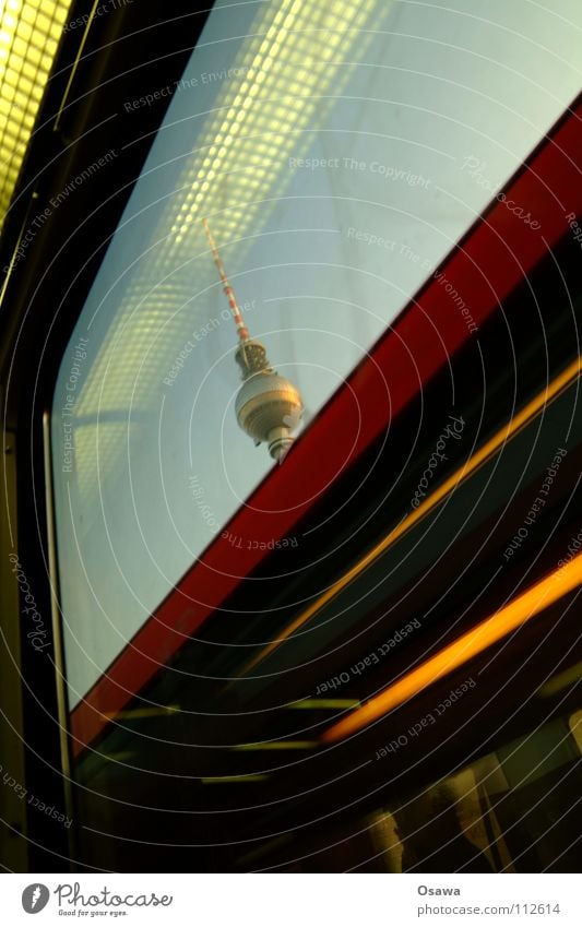 Auf dem Weg zu Jack S-Bahn Öffentlicher Personennahverkehr Alexanderplatz Gegenverkehr Fenster Reflexion & Spiegelung Lampe Licht Dämmerung Antenne Sender