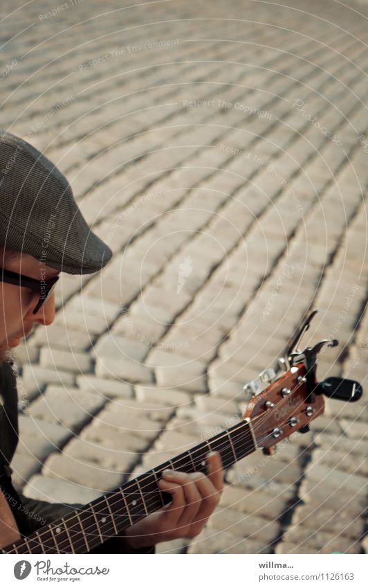 straßenmusiker Musik Junger Mann Jugendliche 1 Mensch Marktplatz Sonnenbrille Hut Kultur Straßenmusiker Gitarre Gitarrenspieler Gitarre spielen Gitarrenhals