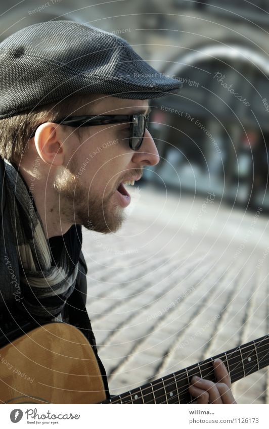 straßenmusiker Junger Mann Jugendliche Sänger Musiker Gitarre Straßenmusiker Gitarrenspieler Sonnenbrille Schal Hut Bart einzigartig singen Außenaufnahme