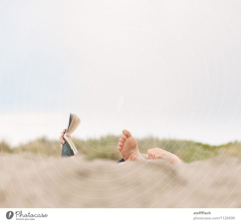 Lese Urlaub Mensch feminin Frau Erwachsene Finger Fuß 1 18-30 Jahre Jugendliche Buch lesen Landschaft Sand Himmel Sonnenlicht Sommer Schönes Wetter Küste Strand