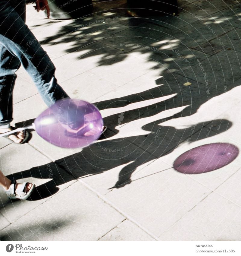 Luftballon Nr. 99 Helium leicht mehrfarbig rund violett Kind Spielzeug Gummi blasen schön Leichtigkeit Jahrmarkt Hand Bürgersteig filigran durchsichtig virtuell