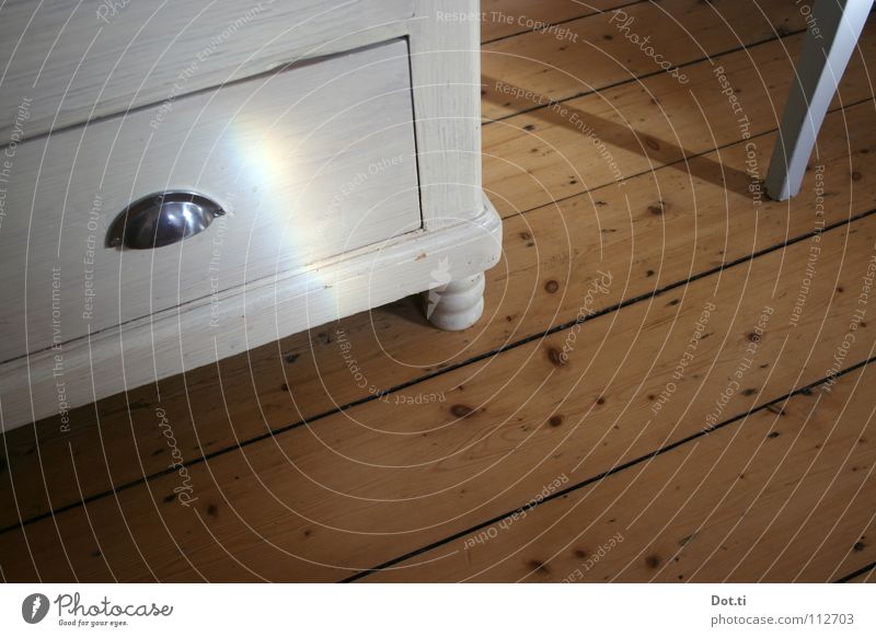 la commode sans miroir Stil Häusliches Leben einrichten Möbel Holz Kommode Schublade Truhe Griff Holzfußboden heimelig Altbau Lichteinfall Spektralfarbe