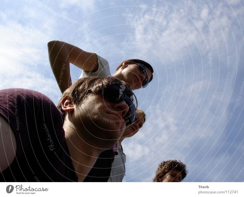 Lauschstarre Sonnenbrille Froschperspektive Wachsamkeit Blick Menschengruppe Himmel MenschenCool Außenaufnahme