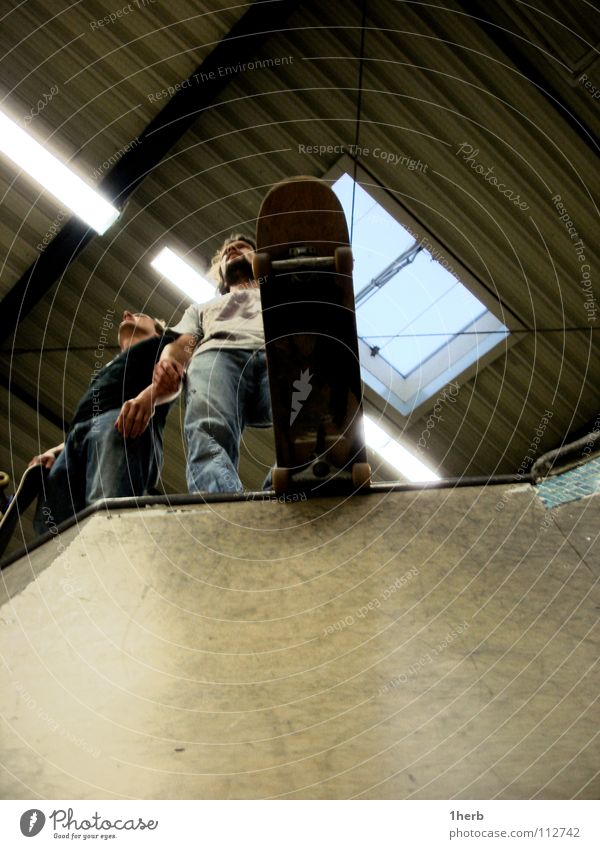Rollhelden Skateboarding Halfpipe stehen Funsport Freude Rolle Hall Lagerhalle