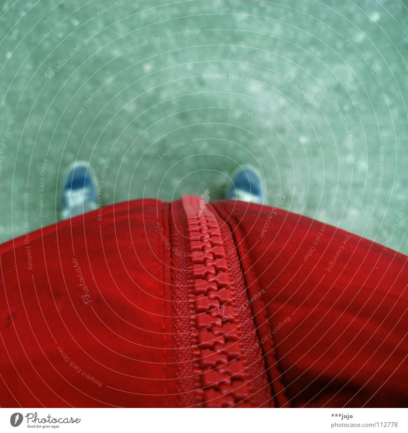 zzzzip. Reißverschluss dünn dick stehen Weitwinkel Beton Jacke rot Selbstportrait Aussicht abstrakt Bekleidung Mann Mensch Bauch belly Bodenbelag abwärts Linie