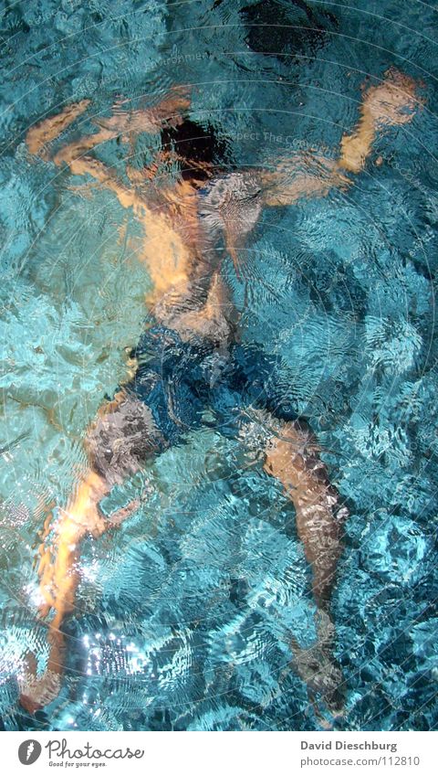 tanzender Schwimmer Schwimmen & Baden tauchen Vogelperspektive Ganzkörperaufnahme Whirlpool Spa Wasseroberfläche Wasserwirbel Wasserspiegelung Schwimmbad