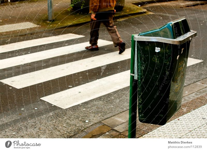 Abbey Road Stadt Kleinstadt Müll Müllbehälter Zebrastreifen Fußgängerübergang Bürgersteig Verkehr Verkehrszeichen Mann Anzug Jacke Spaziergang ökologisch Pause