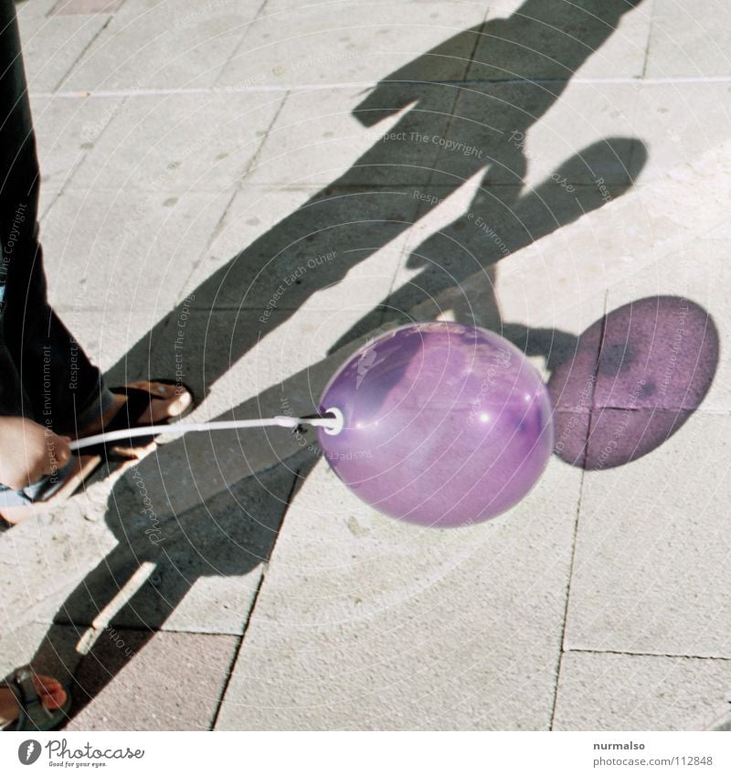 Luftballon Nr. 101 Helium Spielzeug durchsichtig Kind Kinderhand violett Jahrmarkt Spielen Knall laut schön Freude Sommer mehrfarbig Druck Schatten knallen