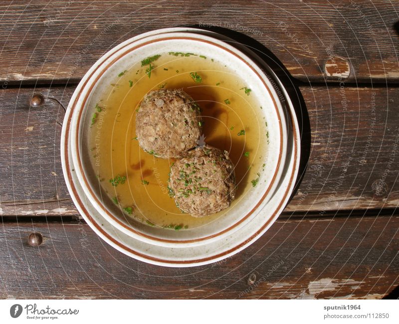 Semmelnödelsuppen Suppe Österreich lecker Tradition Bayern Teller Tisch Ernährung