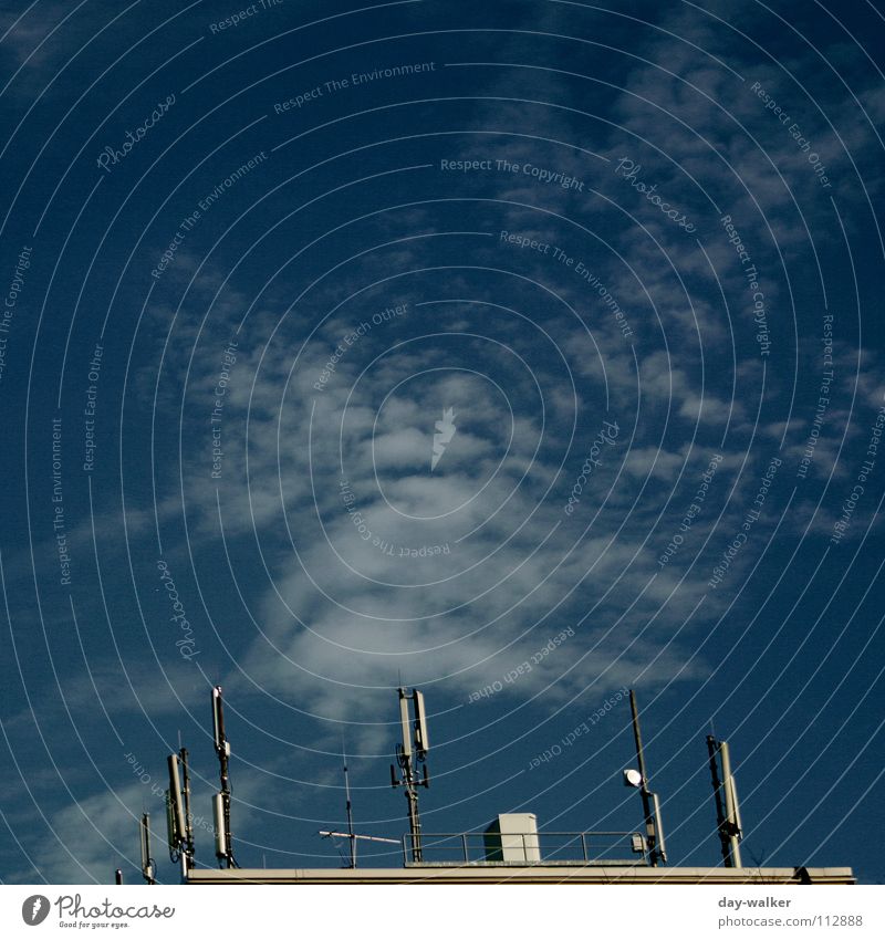 Die Hand Gottes Antenne Wolken Dach Sender braun Haus planen Eindruck Reaktionen u. Effekte Himmel blau Farbe Signal Erscheinung Täuschung