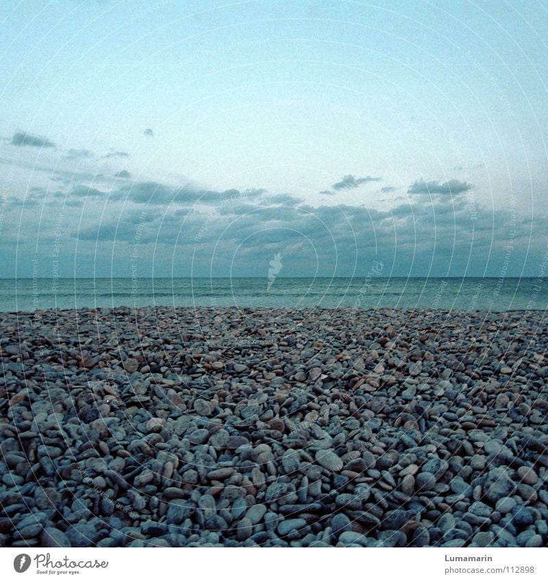 Steinzeit ruhig Strand Meer Luft Wasser Himmel Wolken Horizont Küste Sammlung Streifen warten Unendlichkeit kalt blau grau geduldig Ausdauer Einsamkeit Ewigkeit