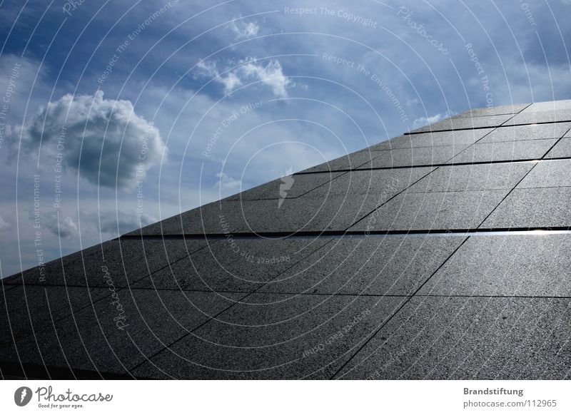 Asphaltpyramide Beton grau Wolken Horizont Detailaufnahme Himmel Strukturen & Formen dumm Pyramide Architektur