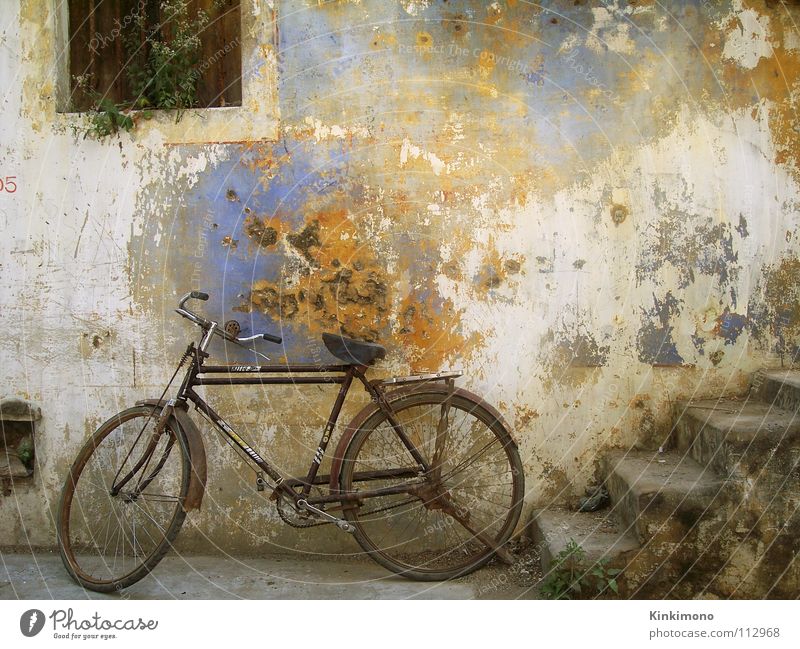 Vintage Bike Fahrrad Indien Wand Fassade verrotten Fenster Treppe alt altehrwürdig Farbe Rost