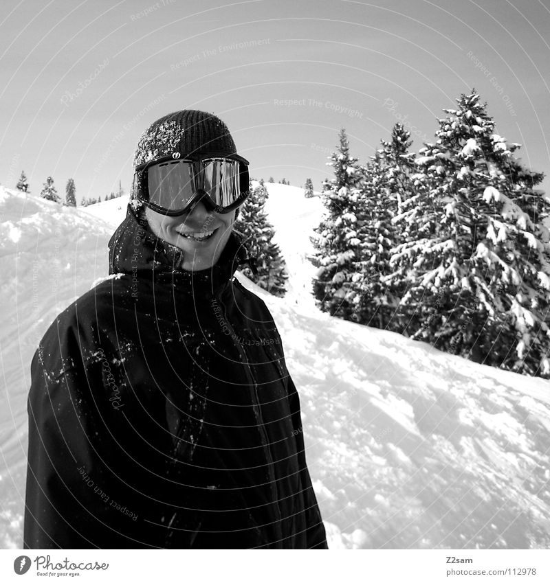 J.R Winter Snowboarder lässig Schneebrille Reflexion & Spiegelung Baum schwarz weiß Tiefschnee Wintersport Fröhlichkeit Mann Stil frontal Porträt stehen Mütze
